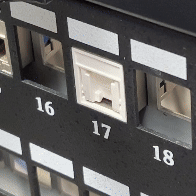 Khung với thiết kế cửa chớp trên các jack keystone được bảo vệ